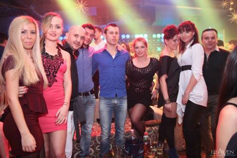 Discoteche piene di belle ragazze in Romania Divertimento in vacanza con belle ragazze in discoteca